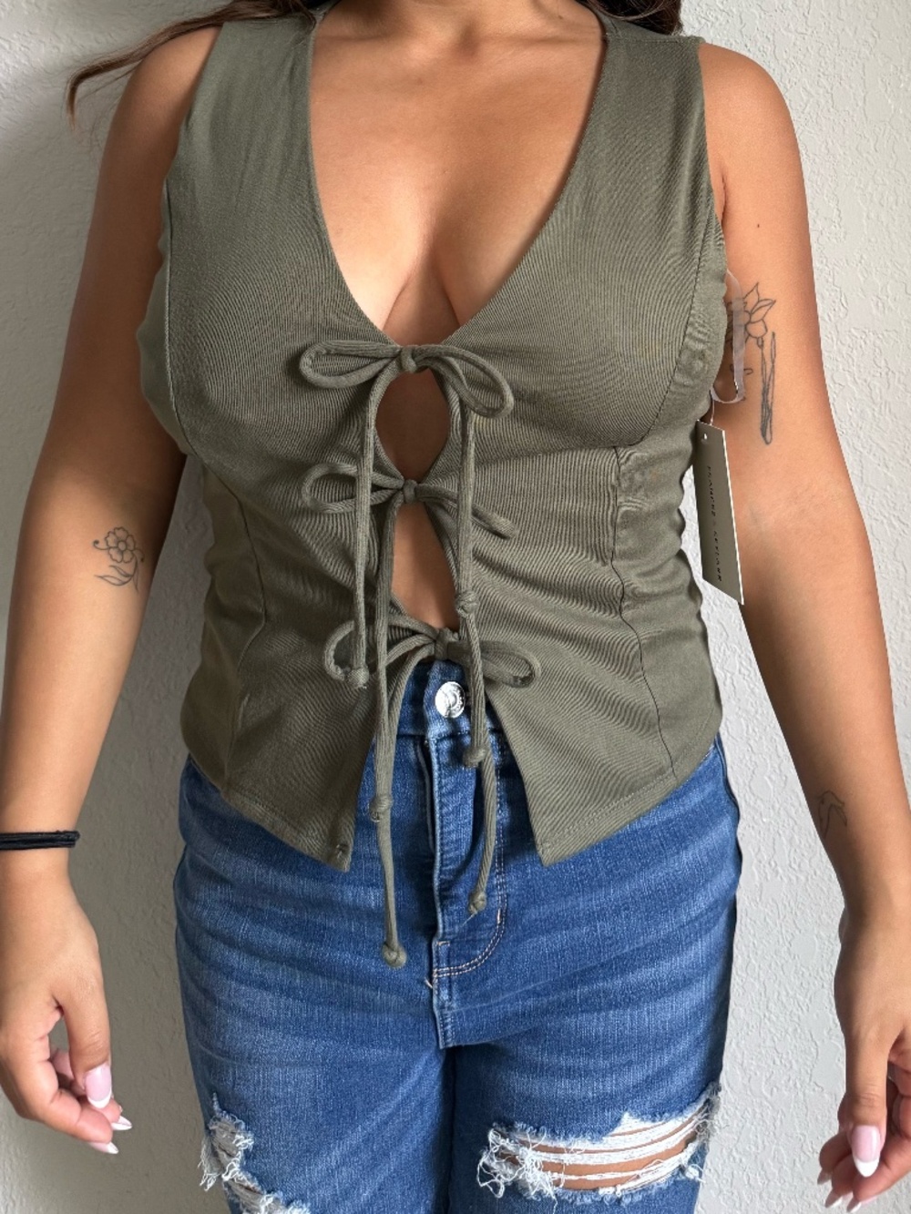 Frankee & Skylarr Olive Green Tie-Front Top – Size Small – NWT